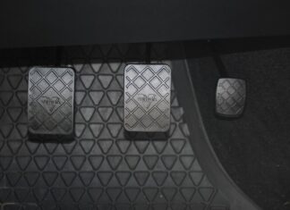 Czy piny w pedałach niszczą buty?