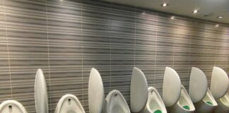 Na co pomaga moczenie nóg w wodzie z solą?